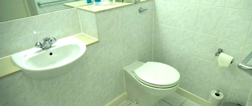 Airport Inn Gatwick - Bathroom Airport Inn Gatwick - Bathroom