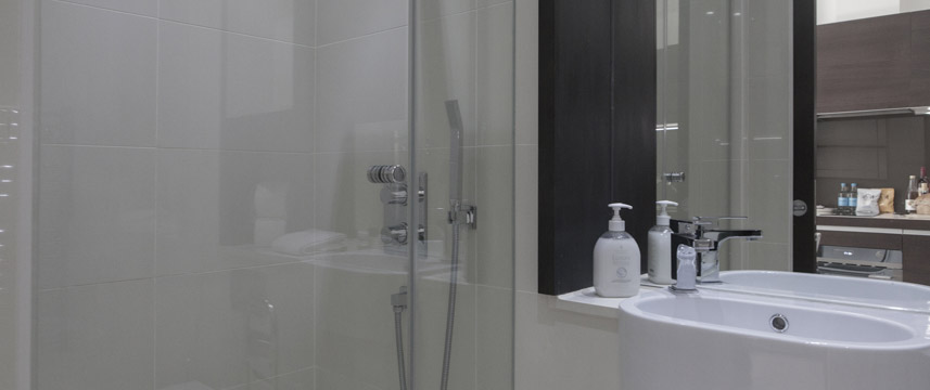 Albany House Apartments - Shower