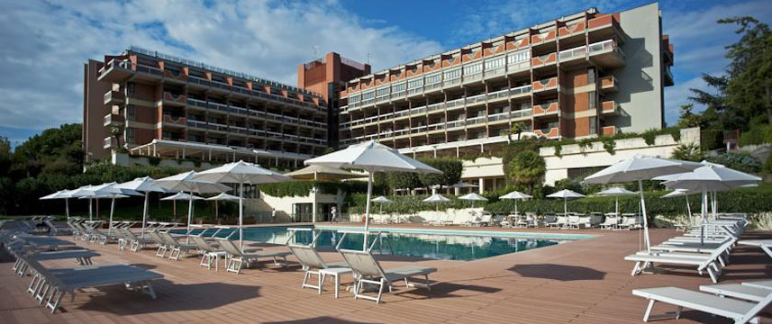 Atahotel Villa Pamphili - Pool Seating Atahotel Villa Pamphili - Pool Seating