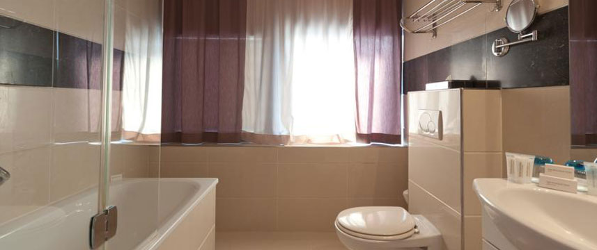 Best Western Blue Square Hotel - Bathroom Bath Best Western Blue Square Hotel - Bathroom Bath