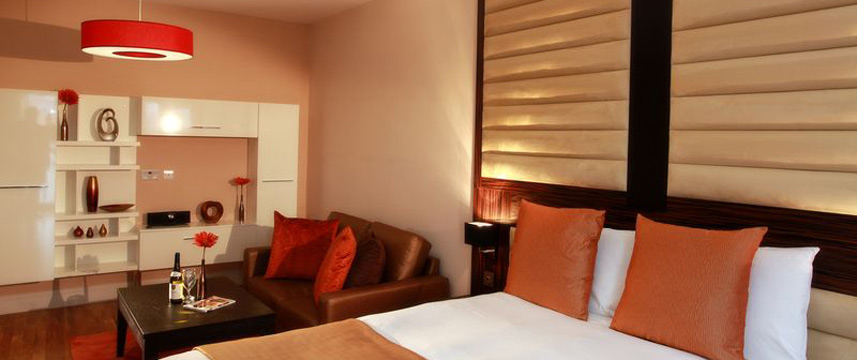 Best Western Maitrise Suites and Apartments - Bed and lounge