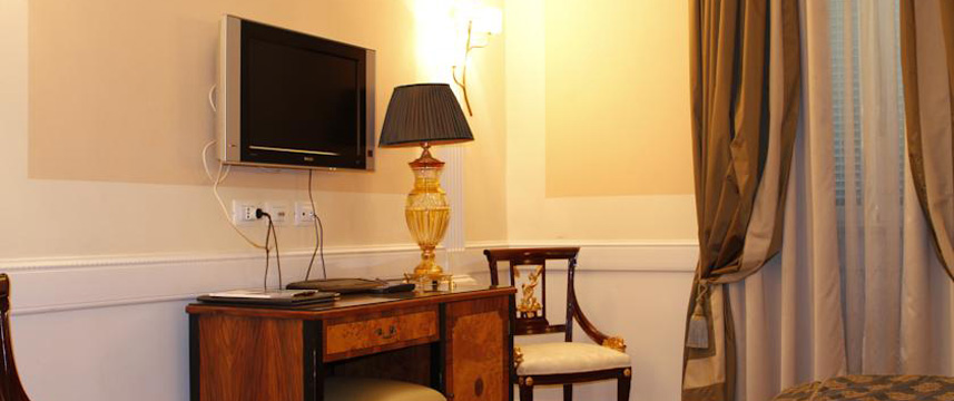 Boutique Hotel Trevi - Bedroom Desk Boutique Hotel Trevi - Bedroom Desk
