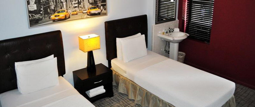Broadway Hotel and Hostel - Room Twin