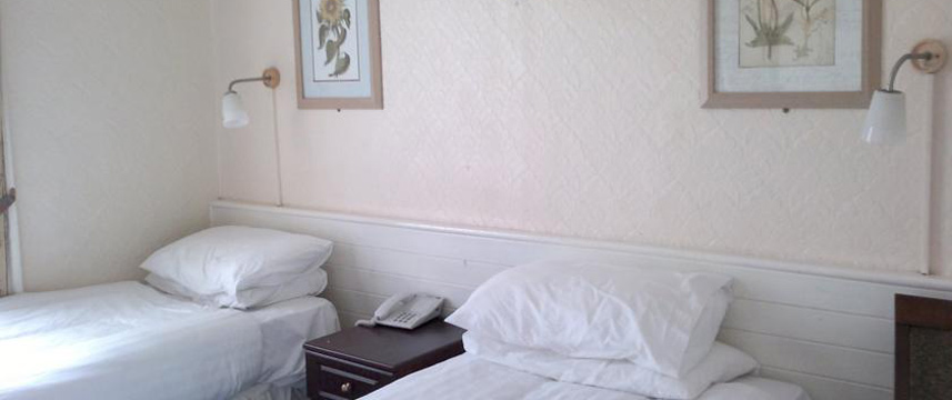 Cairn Hotel - Twin Bedroom