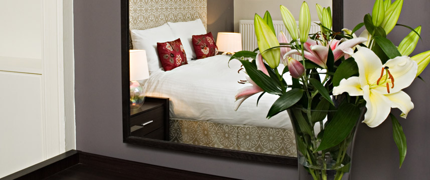 Capital Residence - Bedroom Desk