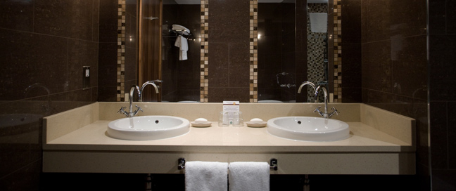 Clayton Hotel Dublin Airport - Bathroom Suite