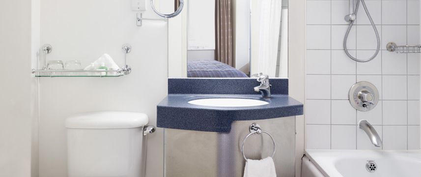 Club Quarters St Pauls - Bathroom Facilities Club Quarters St Pauls - Bathroom Facilities