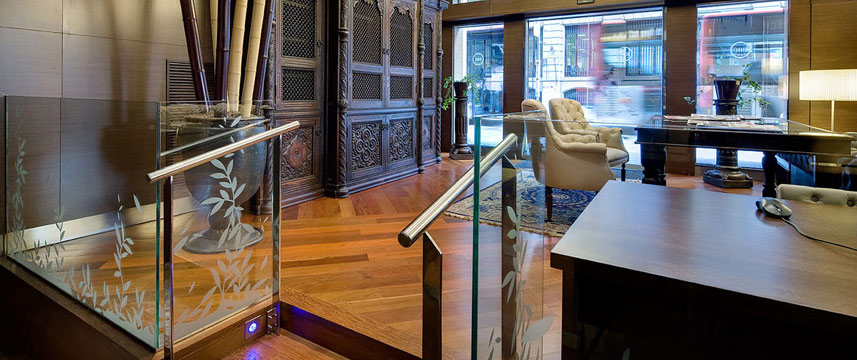 Colonial - Entrance Colonial - Entrance