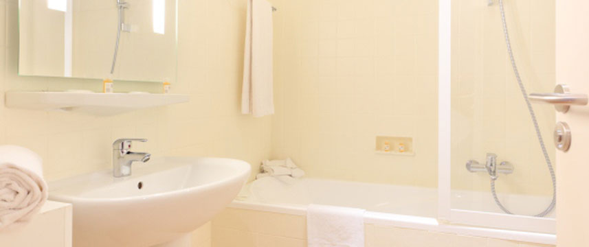 Crillon Hotel - Bathroom