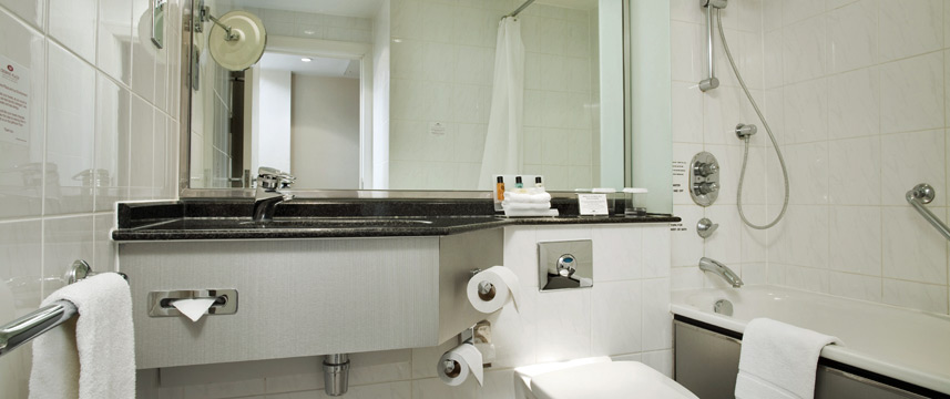 Crowne Plaza London Heathrow - Standard Bathroom Crowne Plaza London Heathrow - Standard Bathroom