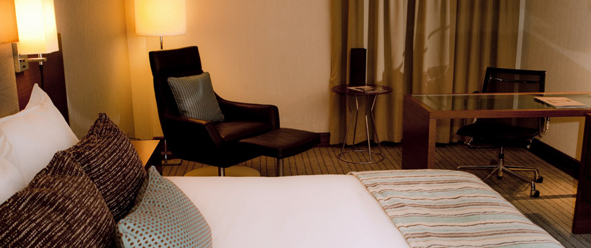 Crowne Plaza London Kensington - King Club Room Seating Crowne Plaza London Kensington - King Club Room Seating