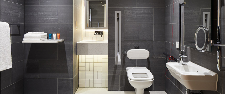 Crowne Plaza Manchester Oxford Road - Accessible Bathroom Crowne Plaza Manchester Oxford Road - Accessible Bathroom
