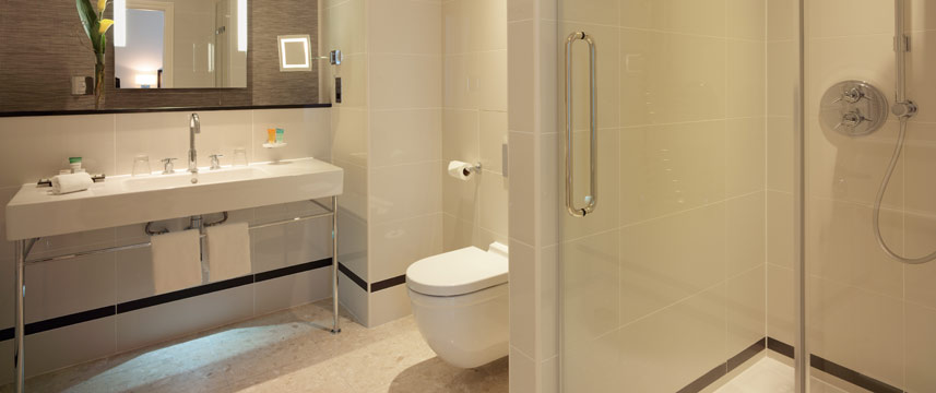 Crowne Plaza St James - Bathroom