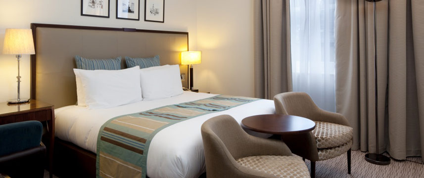 Crowne Plaza St James - Bedroom