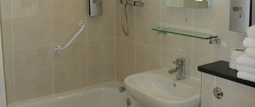 Days Hotel Gatwick Bath Room