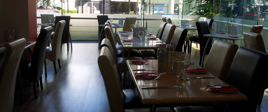 Days Hotel Hounslow Restuarant Evening Days Hotel Hounslow Restuarant Evening