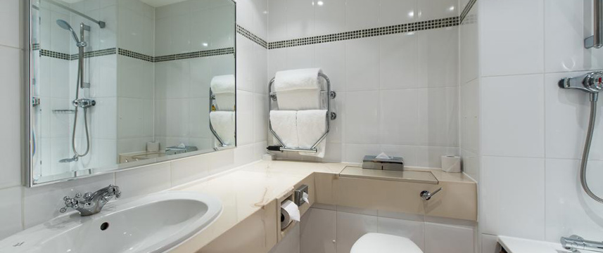 DoubleTree by Hilton Aberdeen Treetops - Bathroom