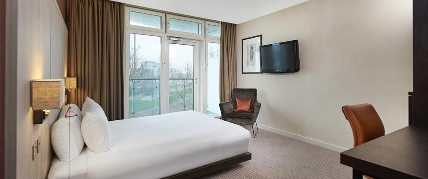 Doubletree By Hilton London Excel Accessible Queen Room Doubletree By Hilton London Excel Accessible Queen Room