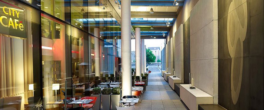 Doubletree By Hilton Westminster City Cafe outdoor dining