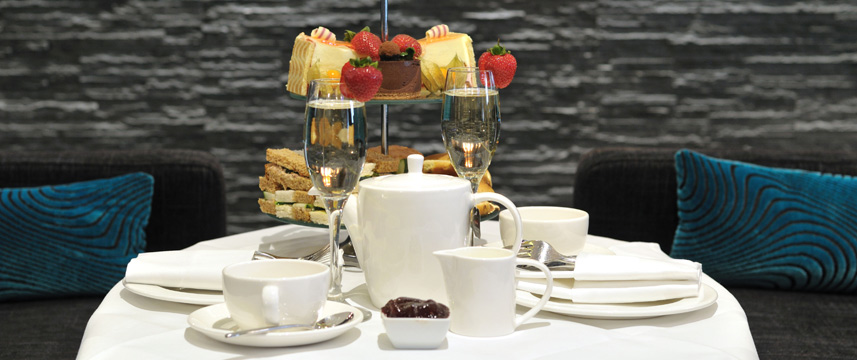 Doubletree by Hilton London - West End - Table