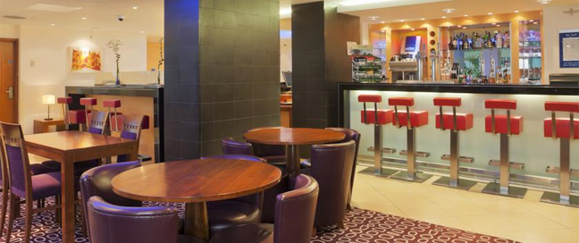 Express by Holiday Inn Swiss Cottage - Bar