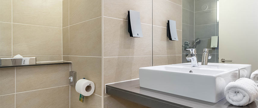 Garner Hotel Preston Samlesbury - Bathroom Garner Hotel Preston Samlesbury - Bathroom