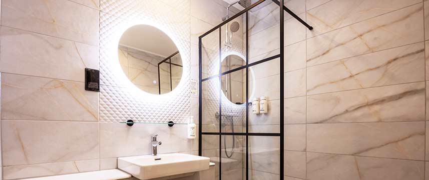 Garner Hotel Reading City Centre - Bathroom Garner Hotel Reading City Centre - Bathroom