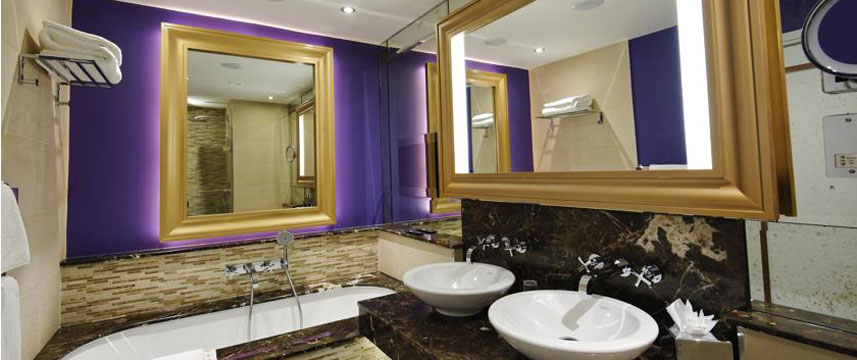 Grosvenor Pulford Hotel - Bathroom Bath Grosvenor Pulford Hotel - Bathroom Bath