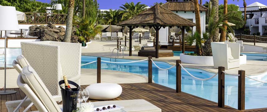 H10 White Suites - Sun Lounger