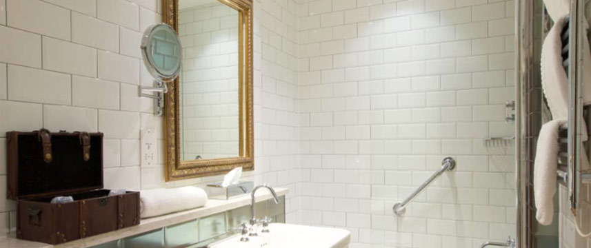 Hallmark Inn Liverpool - Bathroom Hallmark Inn Liverpool - Bathroom