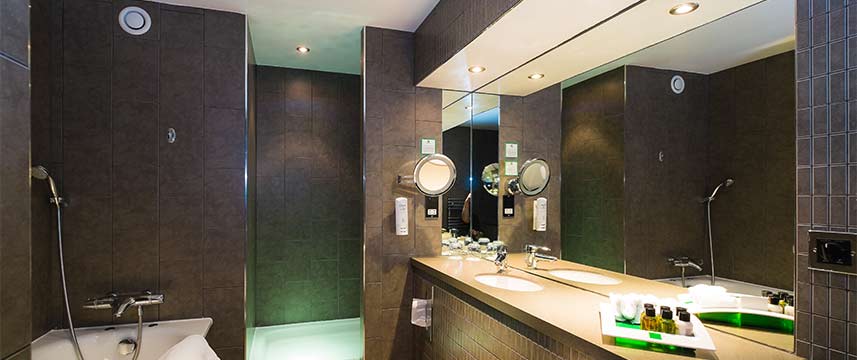 Holiday Inn Aberdeen West - Suite Bathroom