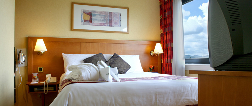 Holiday Inn Edinburgh City West - Junior Suite Bedroom