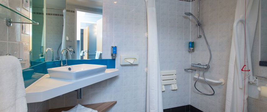 Holiday Inn Express Bath - Accessible Bathroom