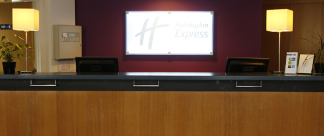 Holiday Inn Express Bristol City - Hotel Reception Main Holiday Inn Express Bristol City - Hotel Reception Main
