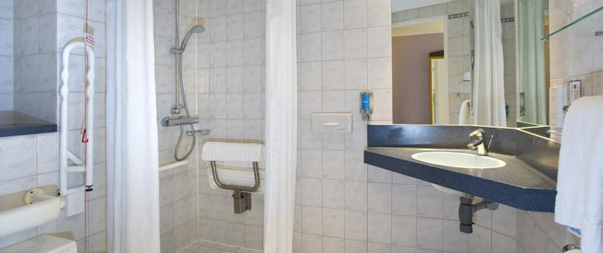 Holiday Inn Express Bristol North - Bathroom Holiday Inn Express Bristol North - Bathroom