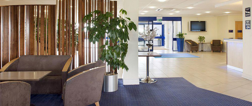 Holiday Inn Express Cardiff Airport - Lobby