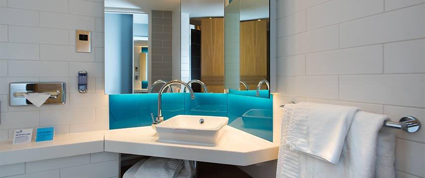 Holiday Inn Express Cardiff Bay - Bathroom