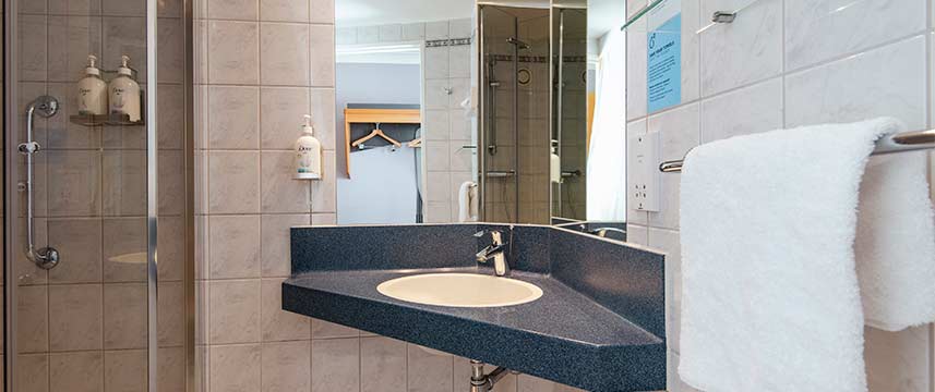Holiday Inn Express City Centre Riverside - Bathroom