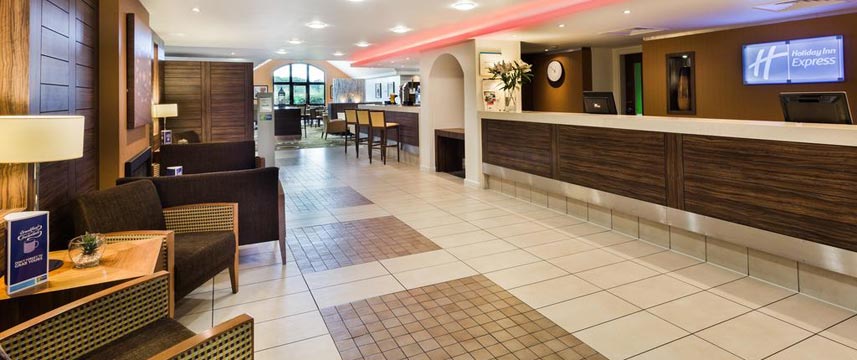 Holiday Inn Express Colchester - Lobby