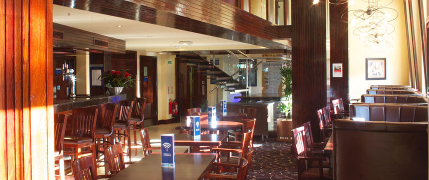 Holiday Inn Express Edinburgh - Bar Area Holiday Inn Express Edinburgh - Bar Area