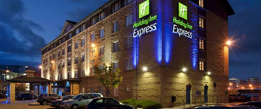 Holiday Inn Express Edinburgh Leith Exterior Night