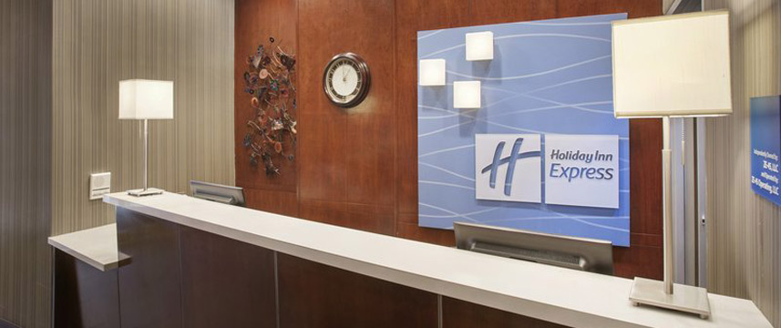 Holiday Inn Express Fifth Avenue - Reception Desk Holiday Inn Express Fifth Avenue - Reception Desk