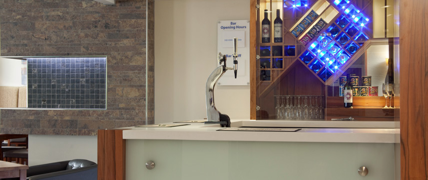 Holiday Inn Express Gatwick - Crawley - Bar Holiday Inn Express Gatwick - Crawley - Bar