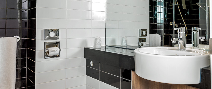 Holiday Inn Express Gatwick - Crawley - Bathroom Holiday Inn Express Gatwick - Crawley - Bathroom