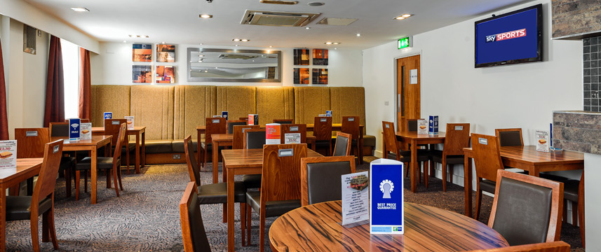 Holiday Inn Express Gatwick - Crawley - Breakfast Room Holiday Inn Express Gatwick - Crawley - Breakfast Room