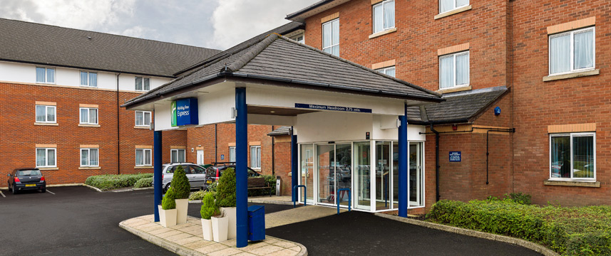 Holiday Inn Express Gatwick - Crawley - Entrance Holiday Inn Express Gatwick - Crawley - Entrance