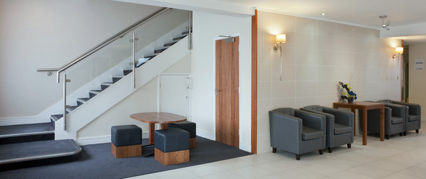 Holiday Inn Express Gatwick - Crawley - Lobby Holiday Inn Express Gatwick - Crawley - Lobby