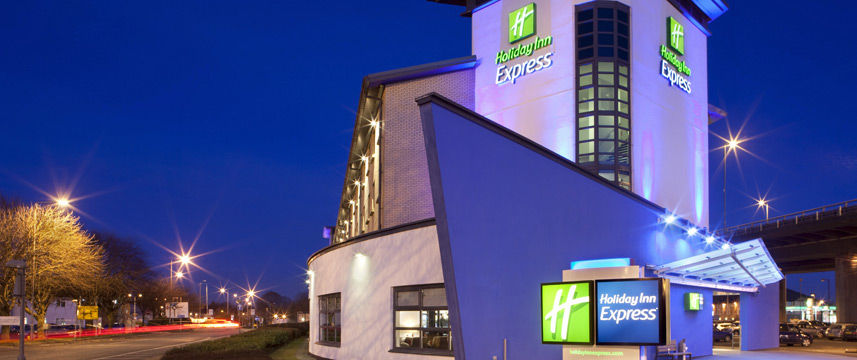 Holiday Inn Express Glasgow Airport - Exterior Night