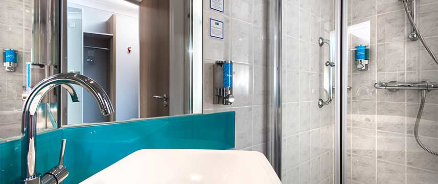 Holiday Inn Express Glasgow Airport - Shower Room