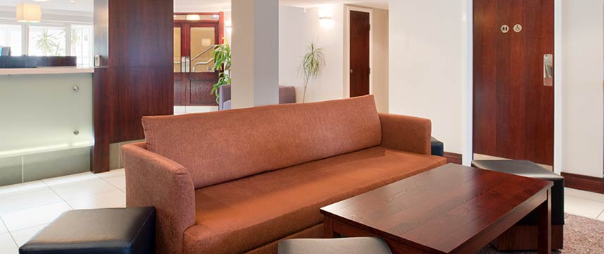 Holiday Inn Express Glenrothes - Lobby Holiday Inn Express Glenrothes - Lobby